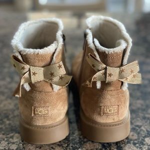 Kid size 3 Ugg boot only used a few times